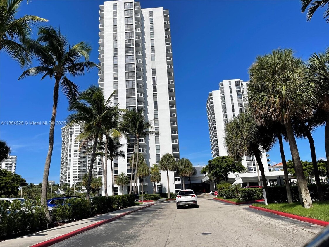 Foto principal - 20505 E Country Club Dr