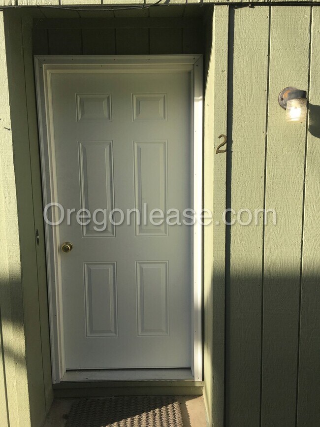 Building Photo - 2 bed 1.5 bath West Springfield Townhouse