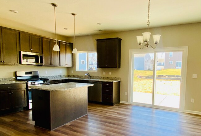 Foto del edificio - 7877 Ellington Ct