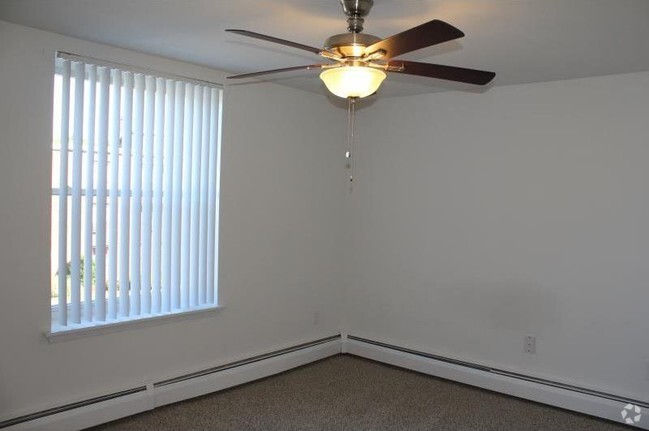Bedroom - 873 West Boulevard