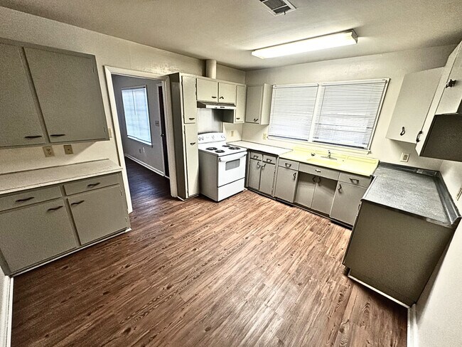 Foto del edificio - 125 Rosewood Dr