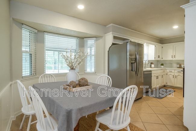 Building Photo - 705 Meadowood Dr