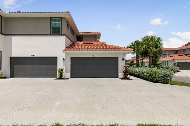 Building Photo - Stylish Corner Coach Home in Prime Fort My...