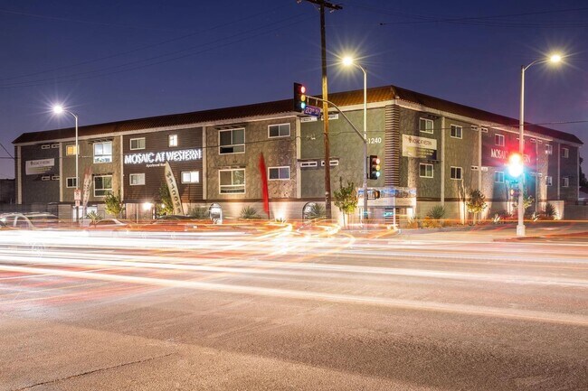 Foto del edificio - Mosaic at Western Apartments Homes