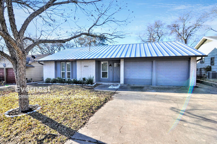 Foto principal - Spacious 3-Bedroom Home with Fenced Yard &...