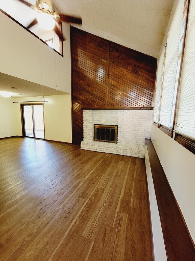 Building Photo - 1015 E Redwood Rd