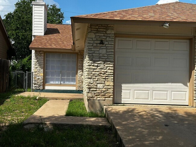 Foto del edificio - 2202 Donahue Ln
