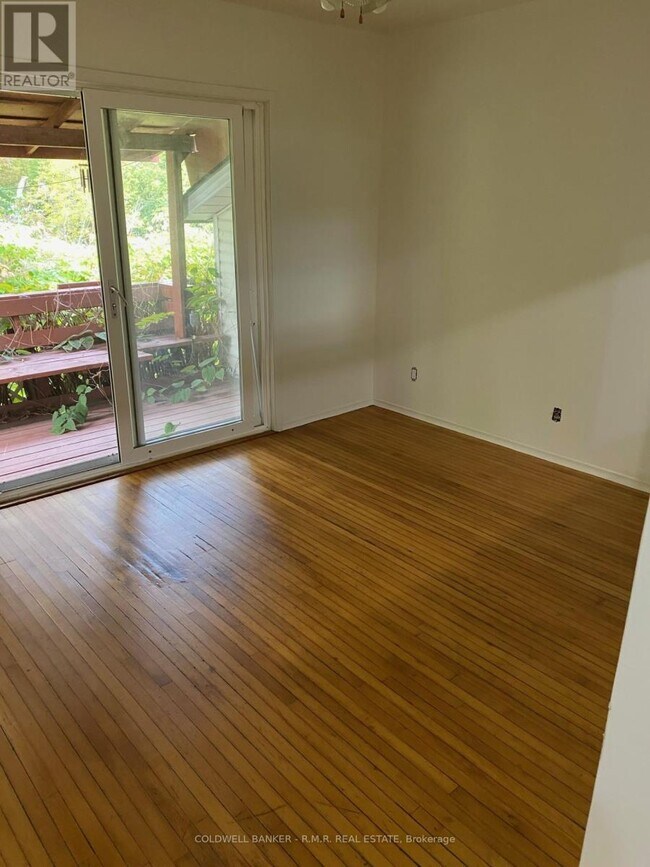 Photo du bâtiment - 348 University Ave W