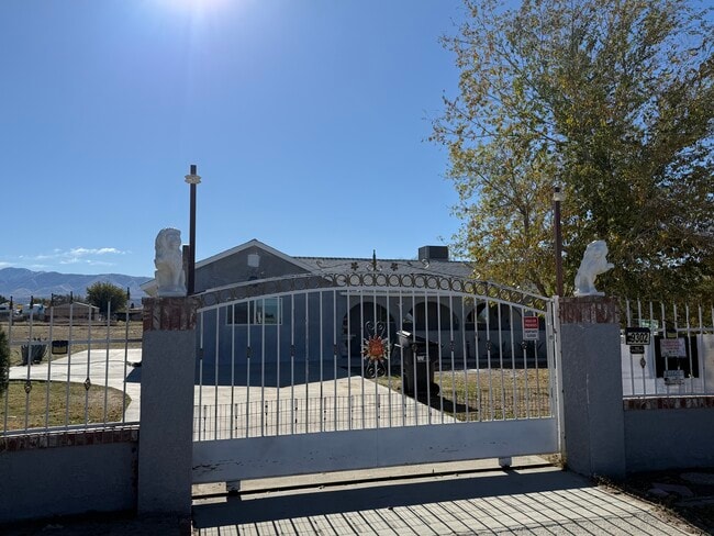 Puerta de entrada - 9302 E Avenue R14