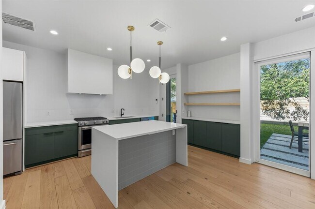 Foto del edificio - 5006 Gladeview Dr