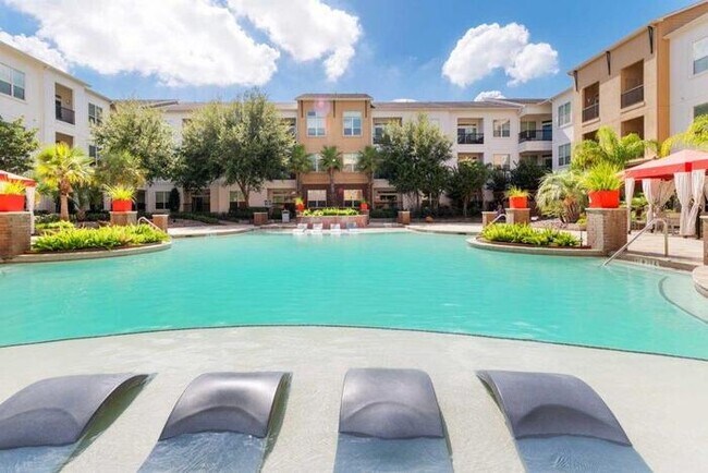 Building Photo - 1755 Cres Plaza Dr