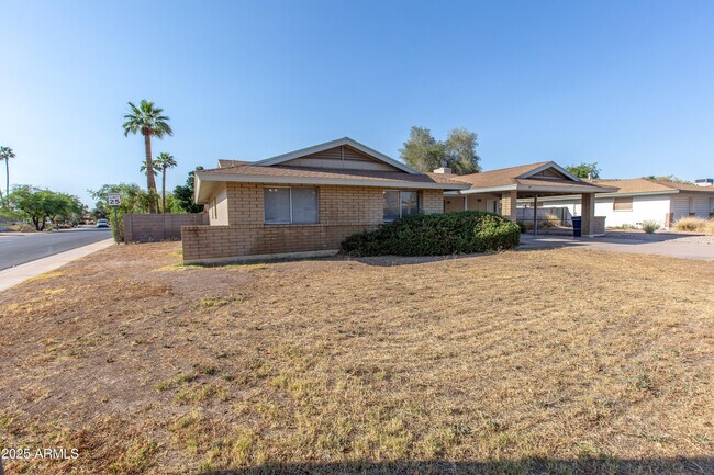 Building Photo - 704 E La Jolla Dr