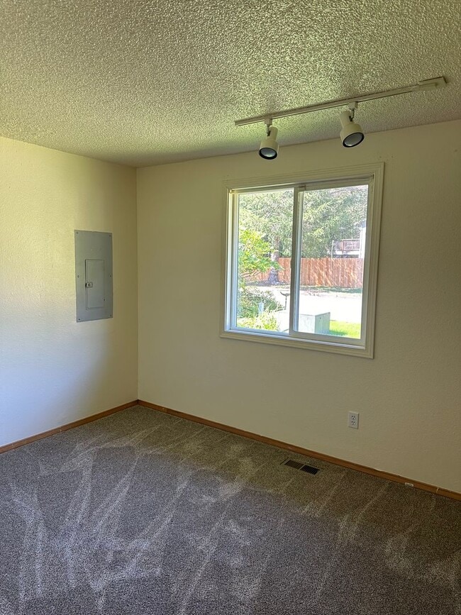 Foto del edificio - Welcome to this charming 3 bedroom, 2 bathroom home + Office + Large Shed + Mt Si View!