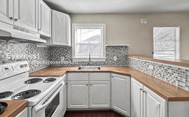 Building Photo - 203 W Lobit Ave