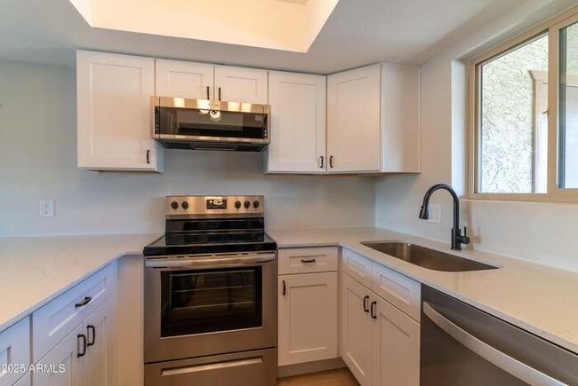 Building Photo - 4150 E Cactus Rd