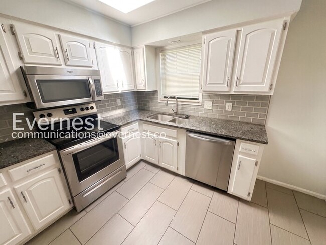 Building Photo - 8109 NE 51st St