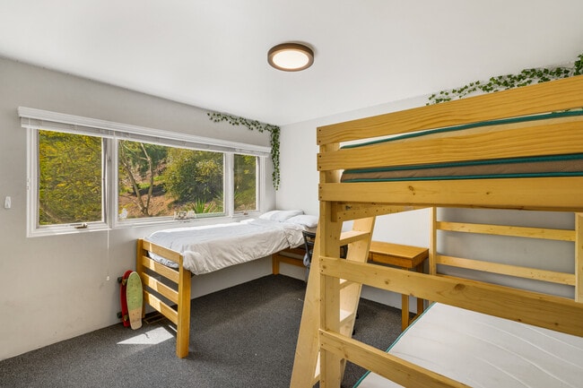 Foothill Double Room - The Arroyo House Student Living.