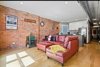 Building Photo - 974 N High St