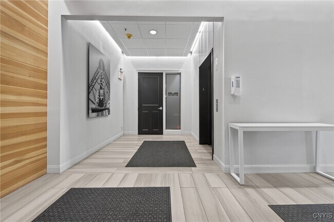 Building Photo - 526 Plum St