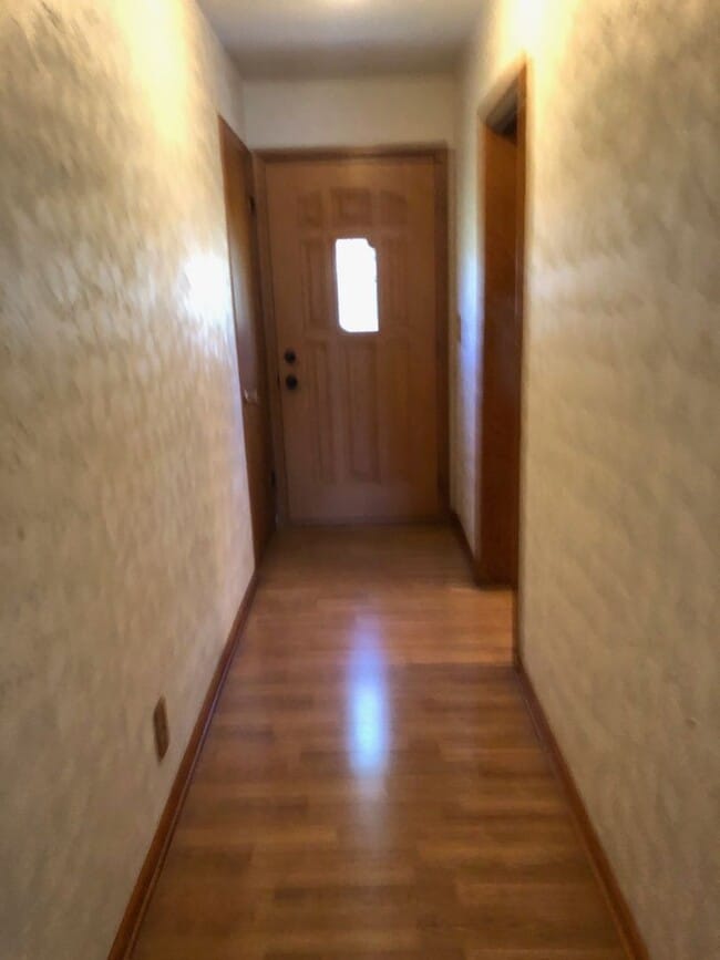 Building Photo - Large 4 bedroom 2 bath home right off of West Center