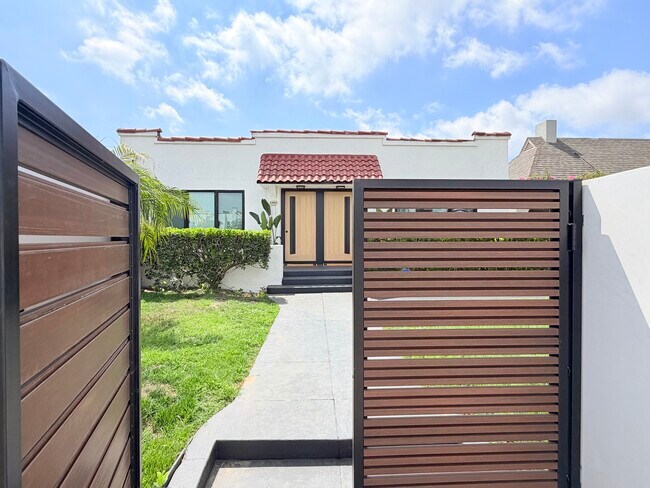 Puerta de entrada - 1265 Keniston Ave
