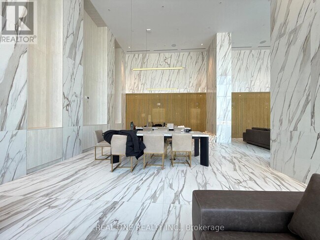 Building Photo - 448 Burnhamthorpe Rd W