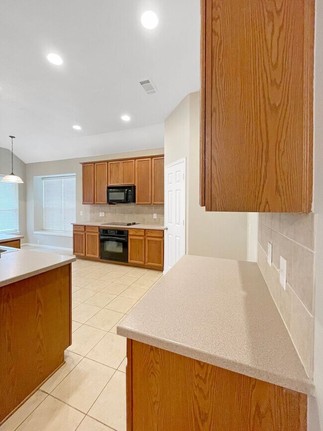 Foto del edificio - Spacious Home with Split-Bedroom Design Near Texas Motor Speedway!