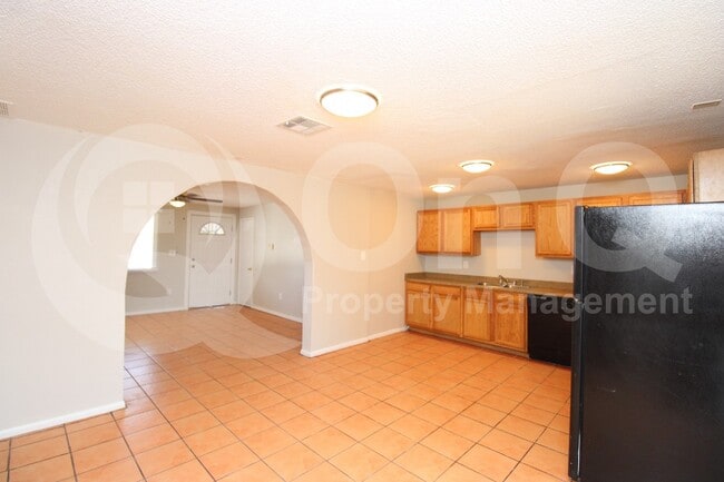 Building Photo - 8128 W Earll Dr