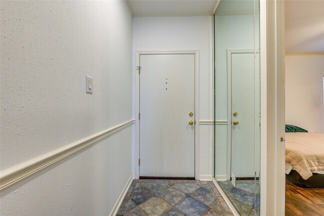 Foto del edificio - 401 Lakeside Ln