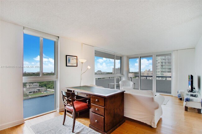 Foto del edificio - 3200 Collins Ave