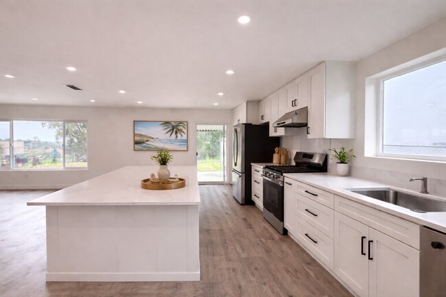 Foto del edificio - Newly Remodeled Interior 3BD! Enclosed Backyard! AC! Washer and Dryer!