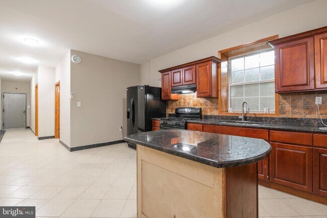 Building Photo - 1330 W Girard Ave