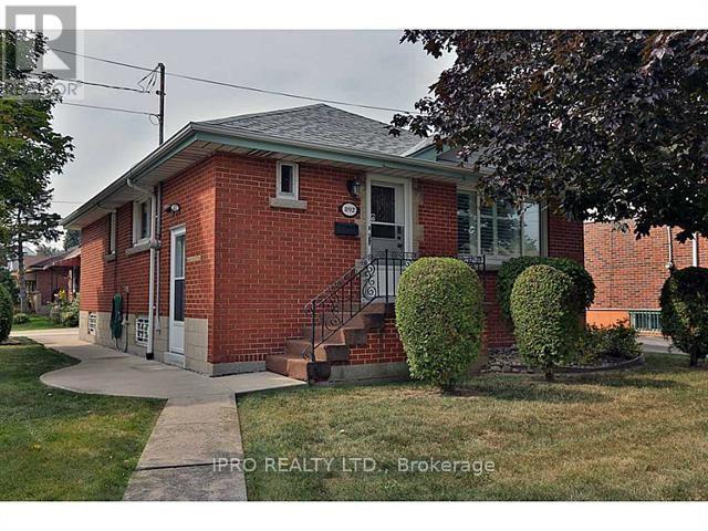 Primary Photo - 892 Fennell Ave E