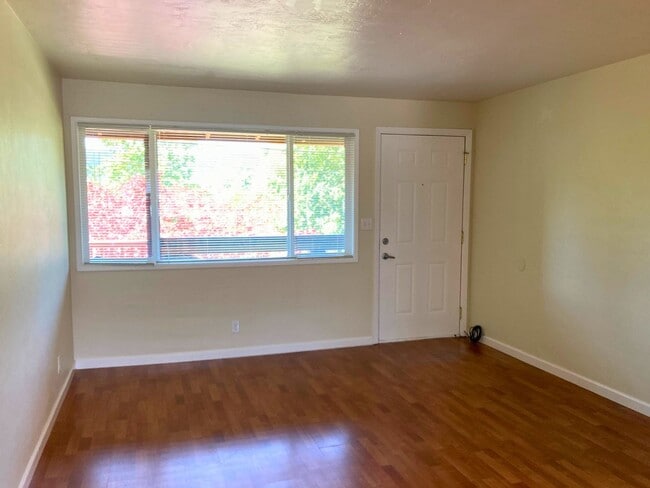 Building Photo - (NEU 1315-6) 2Bedroom/1 Bath Apartment