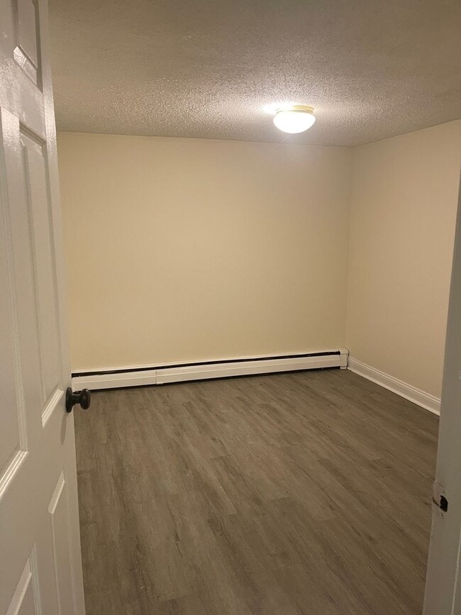 Building Photo - Loft Style 3 bed 2 bath Heat Hw inc 1 Free Month Students Ok, make all the noise you want here!