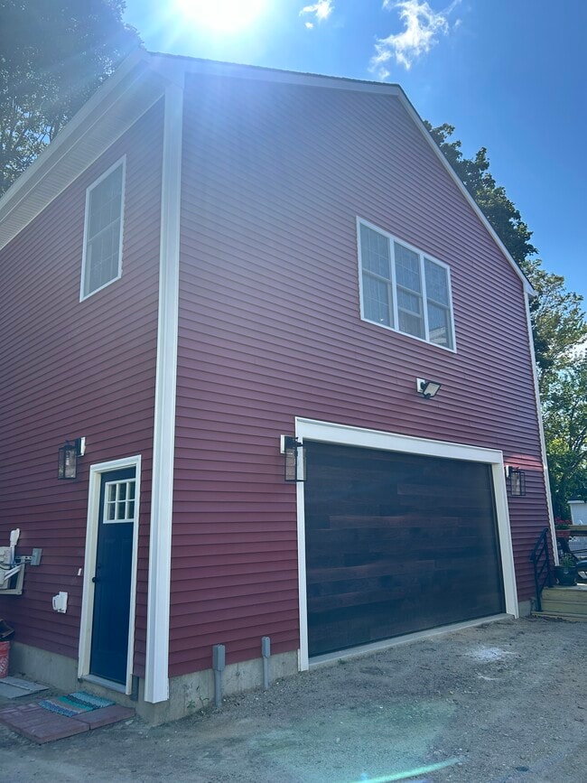 Building Photo - 125 Middle Street Ext