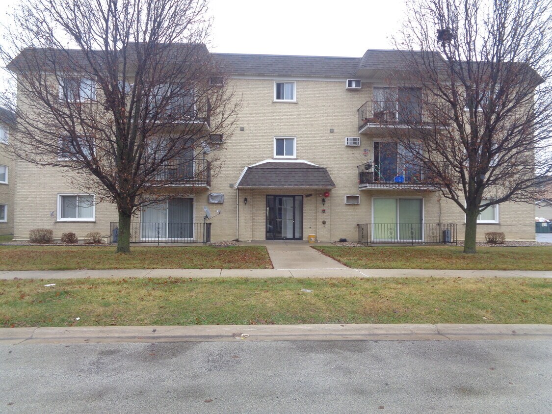 Foto principal - 7829 Rutherford Ave