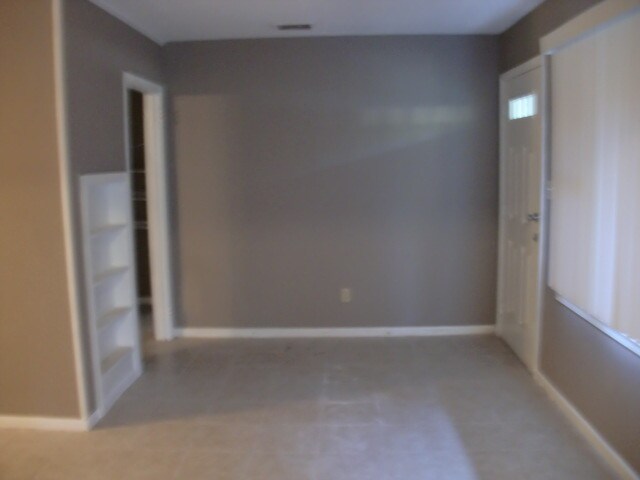 Building Photo - 711 E Brookwood Dr