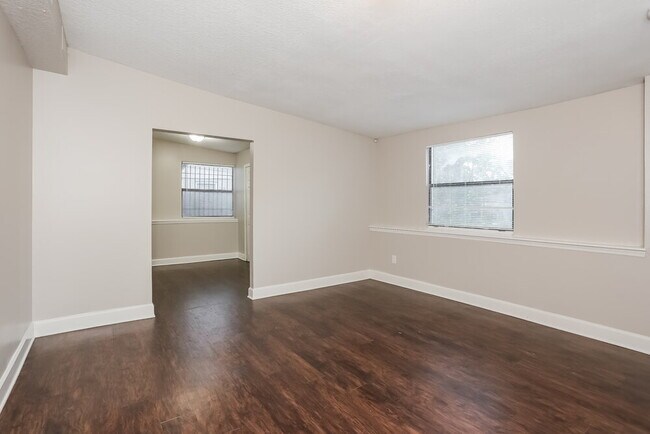 Foto del edificio - 2611 Lowes Pl