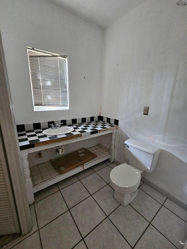 Building Photo - 502 Marconi St