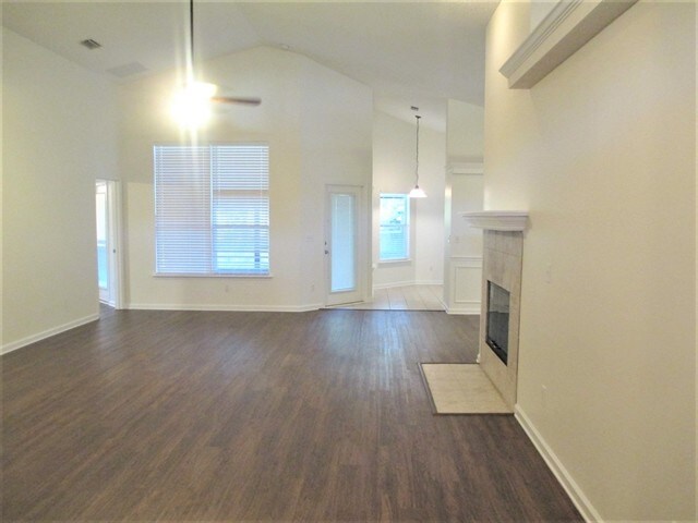 Foto del edificio - 807 Hickory Knolls Dr