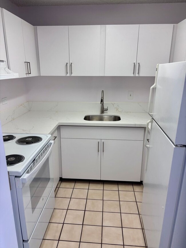 Building Photo - For Rent | New Renovated 1 Bedroom, 1 Bathroom with 1 Assigned Covered Parking at Scenic Tower