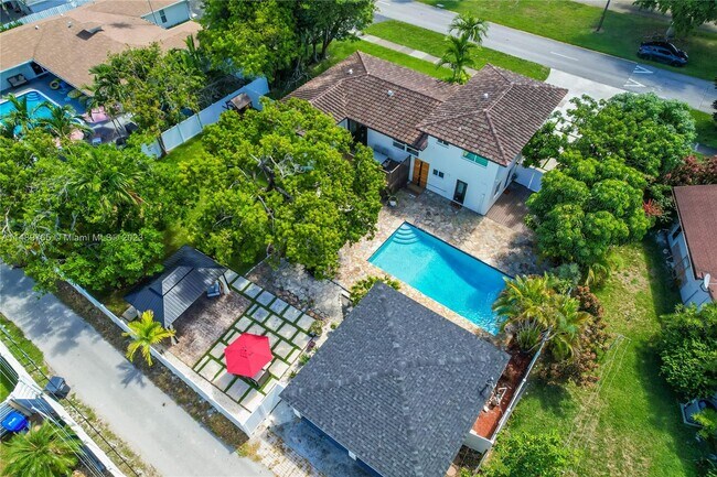 Building Photo - 320 N Rainbow Dr