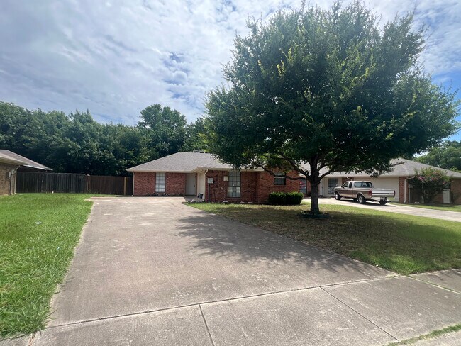 Foto del edificio - 4904 Timberview Dr