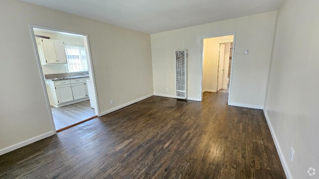 Building Photo - 3009 Carmona Ave