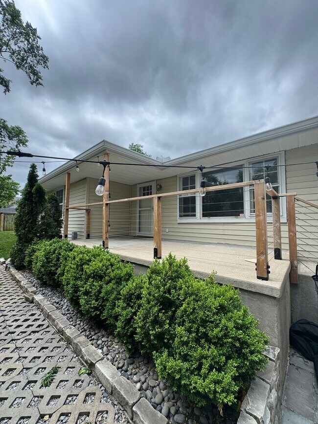 Foto del edificio - 3 bed, 2.5 bath home with spacious layout and oversized den/bonus room. Features include a fully ...