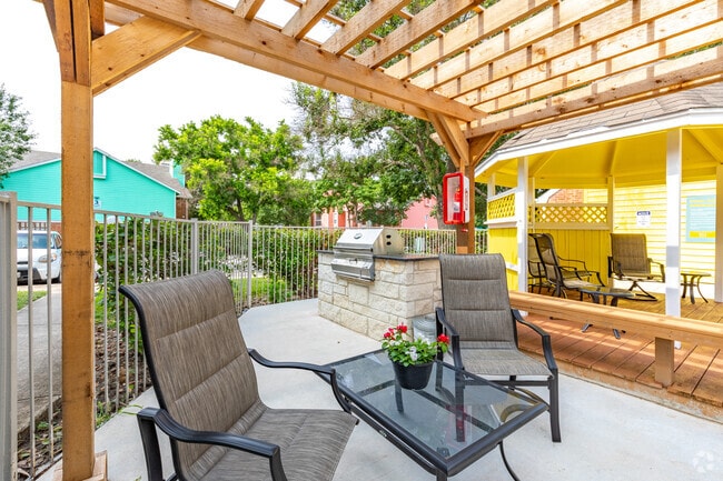Outdoor Grilling Area - Boardwalk at Windcrest