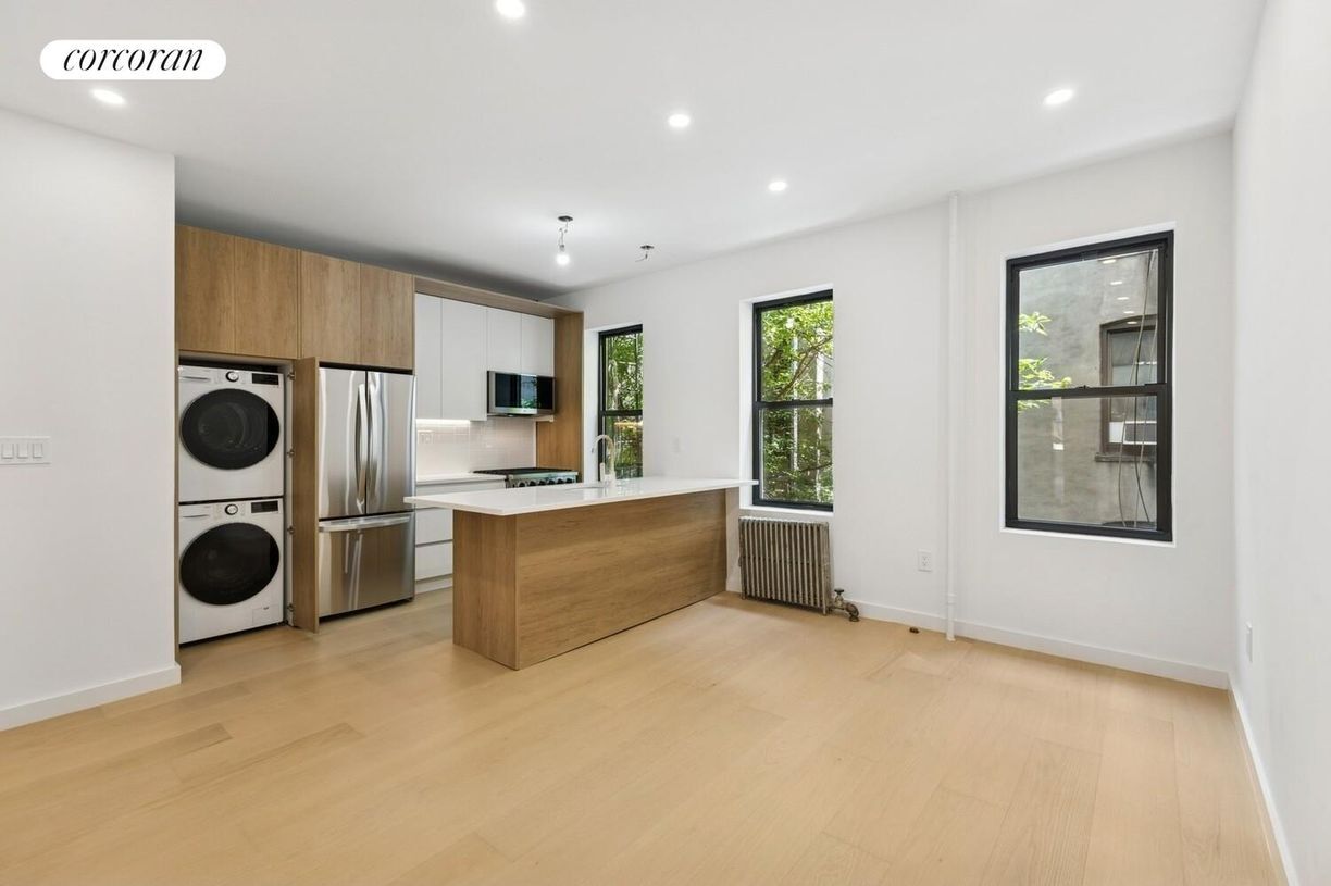 Foto principal - 659 Rogers Ave