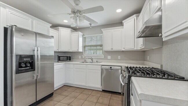 Building Photo - 905 SW Arrowhead Dr