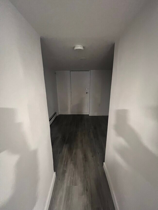 Building Photo - Cozy One-Plus-Den For $1495 In Downtown Kitchener At 136 Weber!